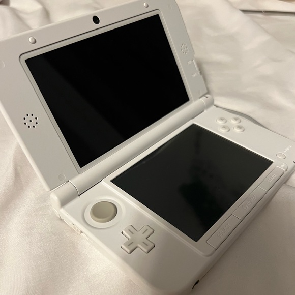 Nintendo 3ds xl Disney Magical World Edition (Charger Included) - Picture 4 of 7